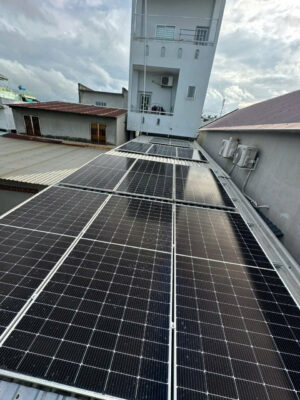 Hệ hòa lưới bám tải lắp đặt trên mái nhà gia đình